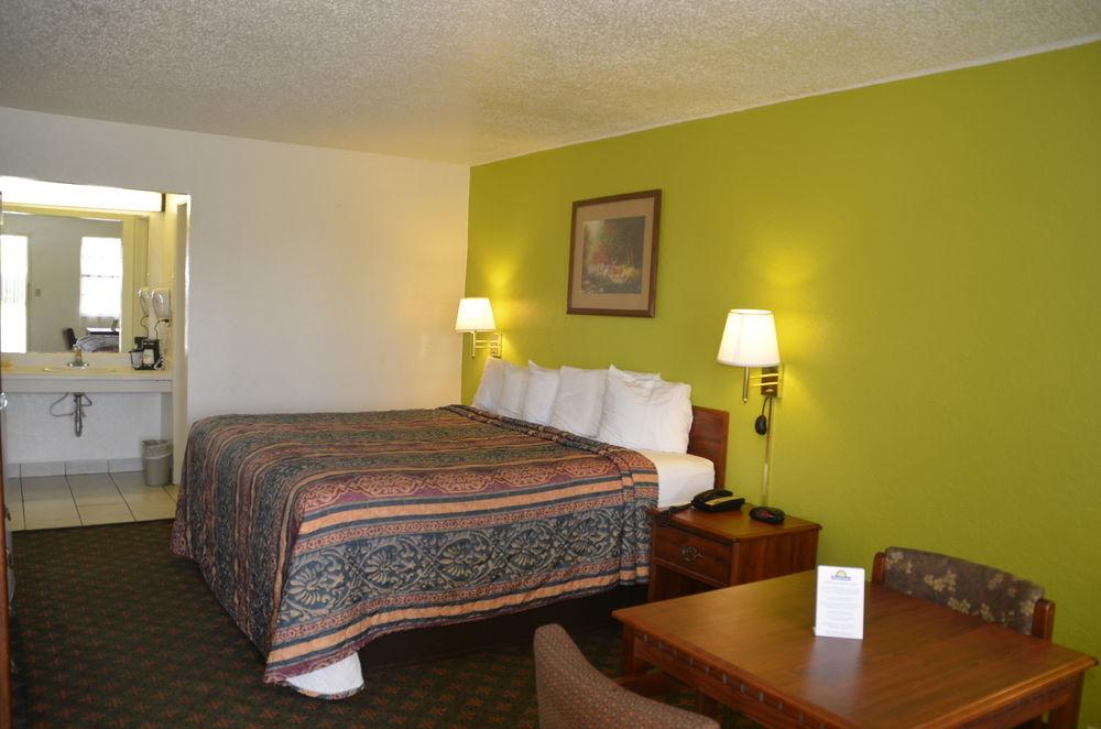 Days Inn By Wyndham San Antonio Lytle Bagian luar foto