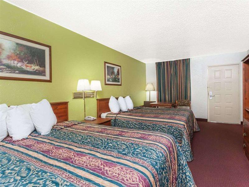 Days Inn By Wyndham San Antonio Lytle Bagian luar foto